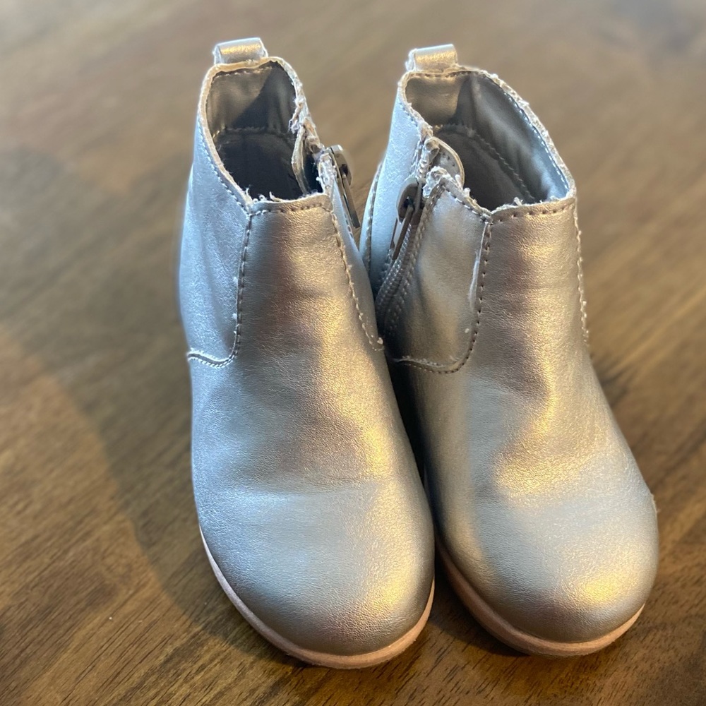 OshKosh B’gosh Silver, Metalic Booties